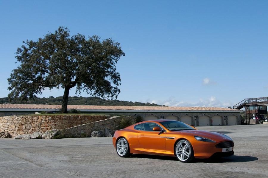  Aston Martin Virage 2011 года  (UK) (фото 2 из 46)